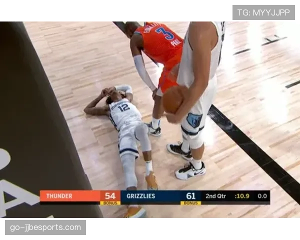 场边暖心一幕:小球童为摔倒的对方球员递上水瓶